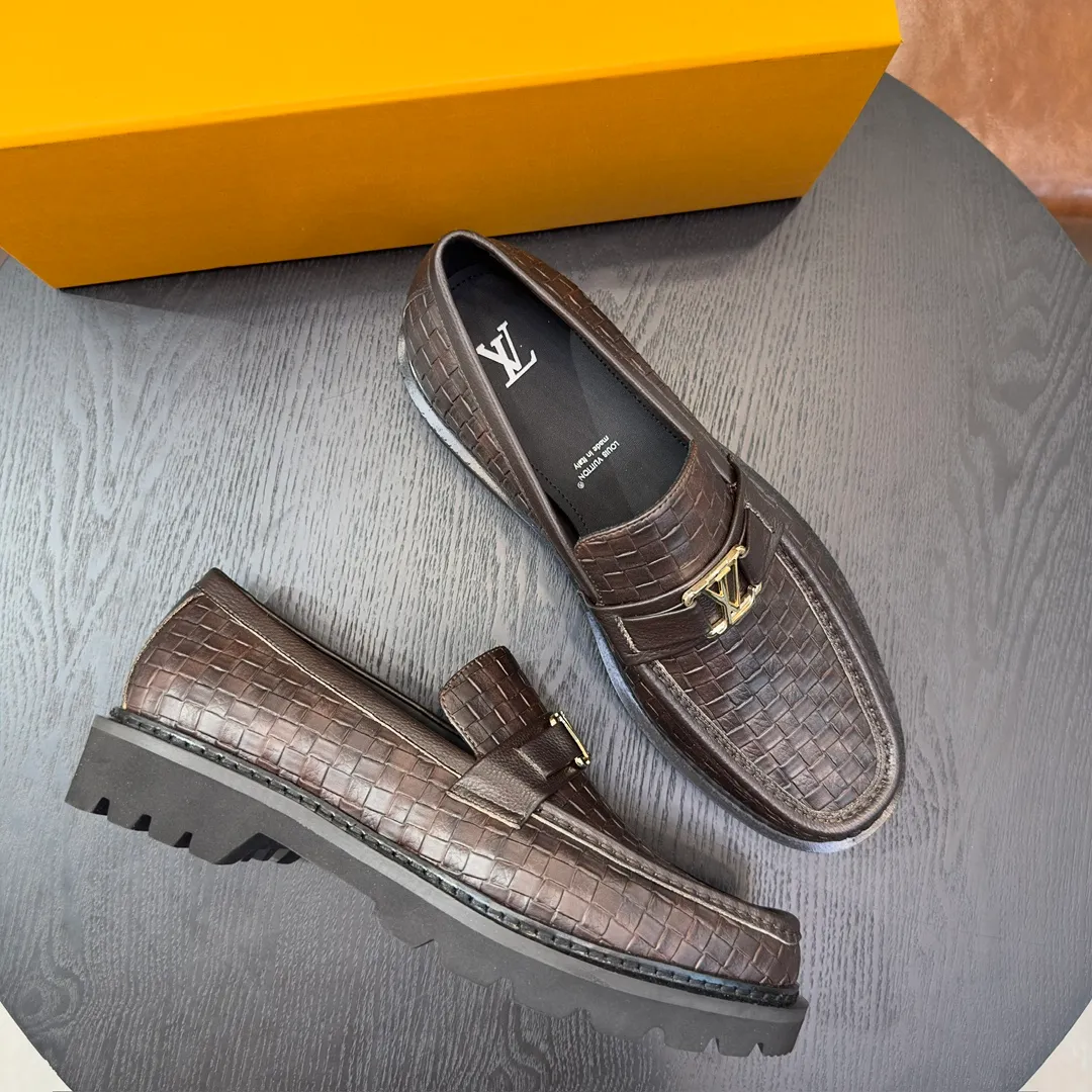 [L Home] P: 820💰 Size: 39-44 (customized at 38.45) Original Lv official website men's casual leather shoes, top-quality original replica, - Upper: 🔝cowhide weaving technology, Nappa cowhide, shoe body sewn with brand logo - Inner: cowhide, foot pad; water-dyed cowhide - Outsole: TPR·rubber foam; two-color molded outsole -Ultra-high quality control and fine workmanship: highlight (high-end, extravagance, class)